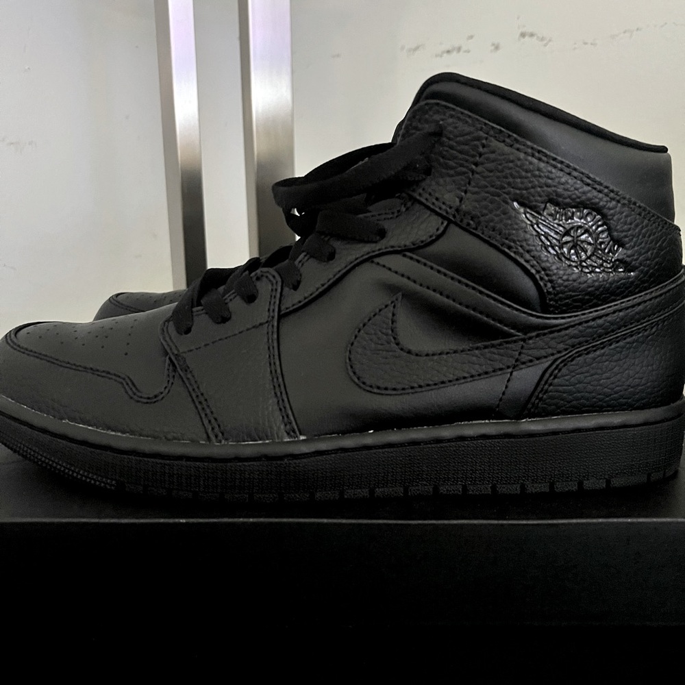 Air Jordan 1 Mids (Black on Black)
